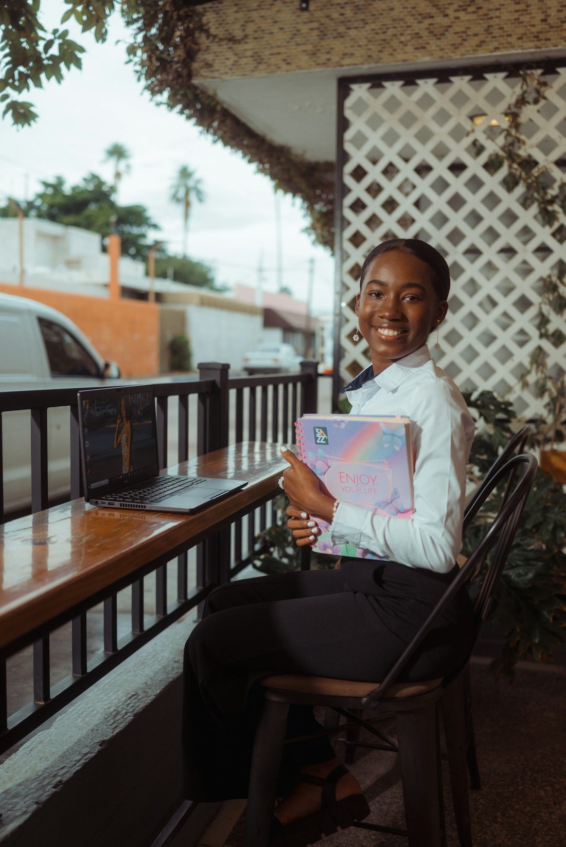 Dona de negócio sorrindo com seu caderno de anotações